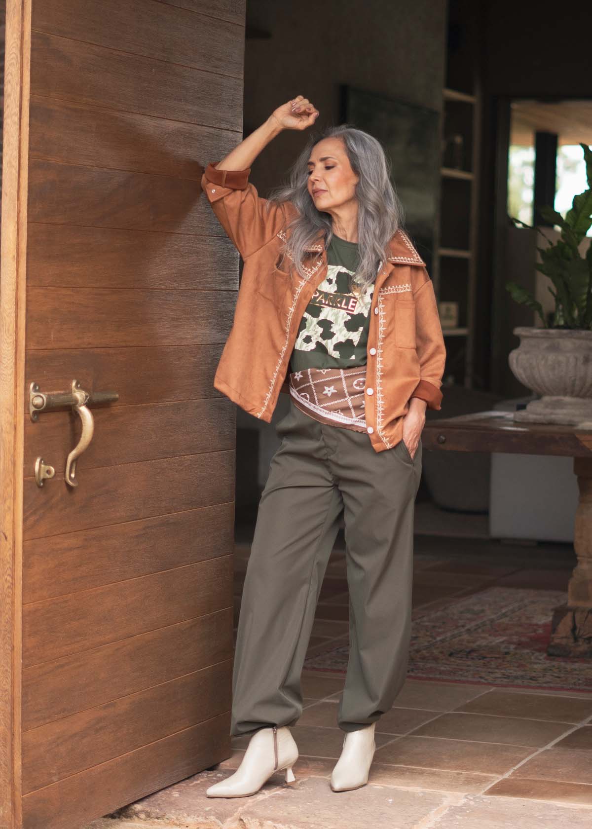 Chaqueta color miel con bolsillos frontales y bordado negro 105841