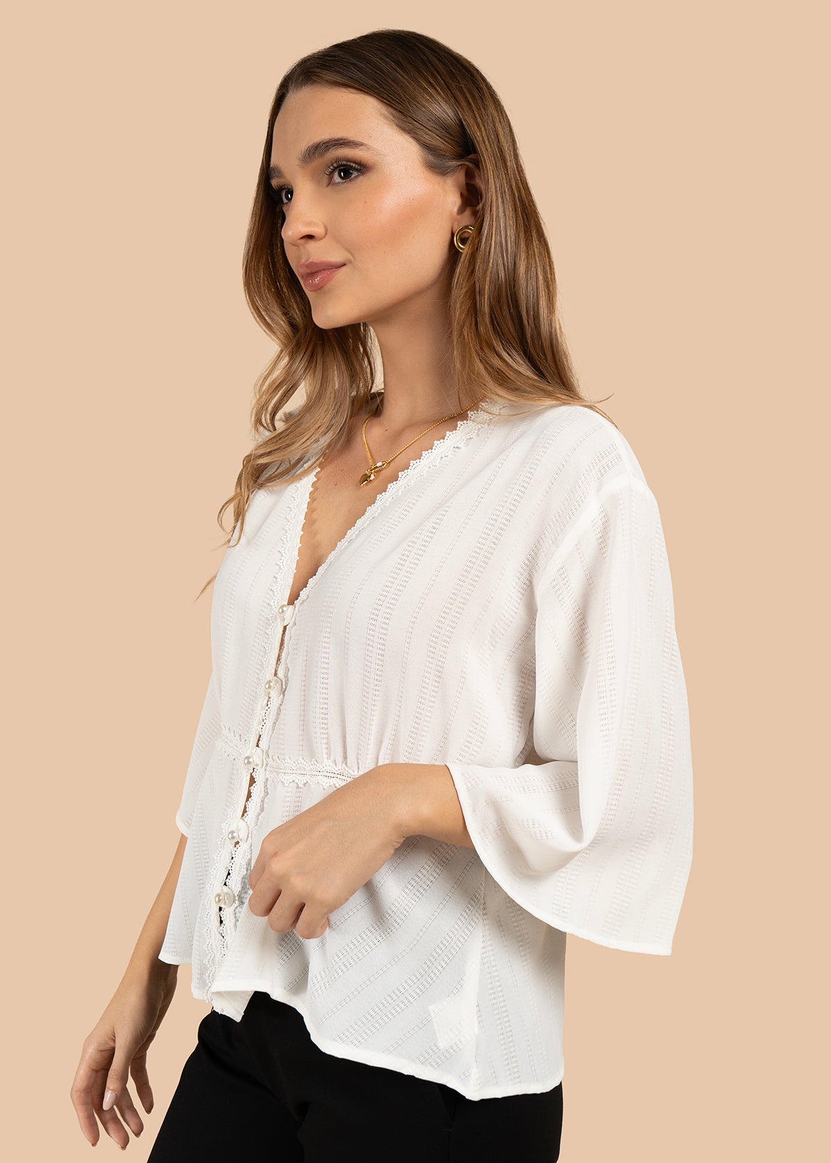 Blusa color blanco con cuello en V 105842