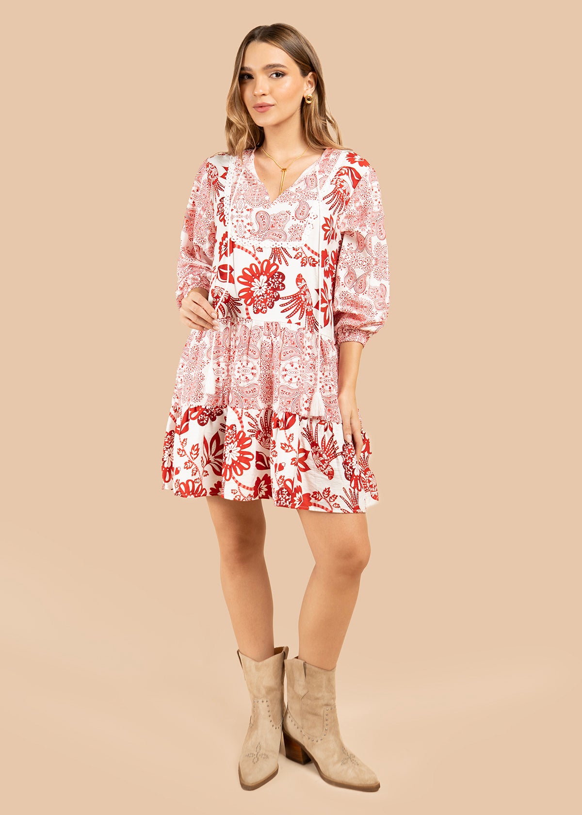 Vestido corto color rojo con motivos florales y cuello en v 105843