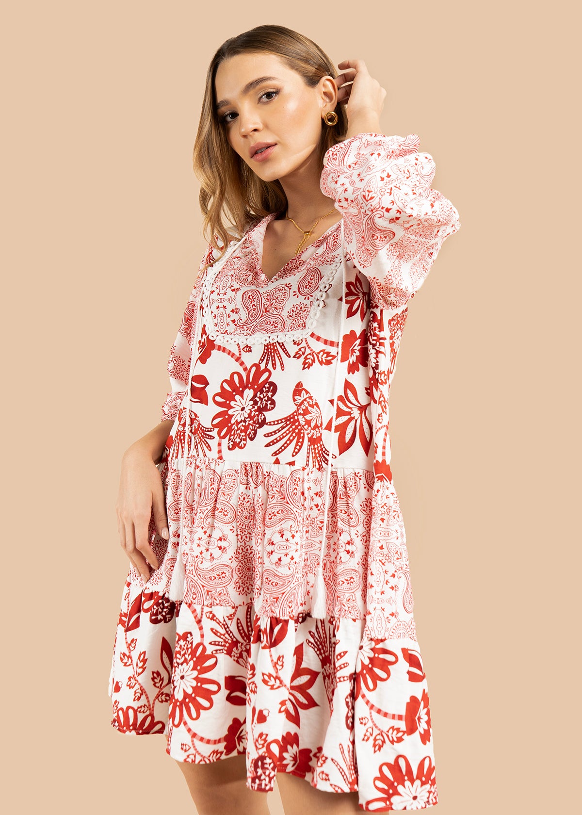 Vestido corto color rojo con motivos florales y cuello en v 105843
