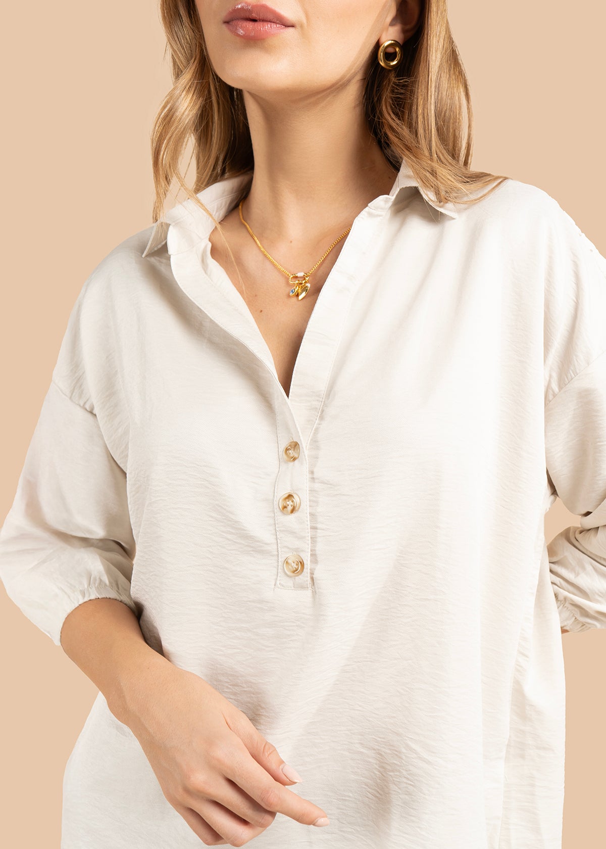 Blusa color beige con botones y corte amplio 105844