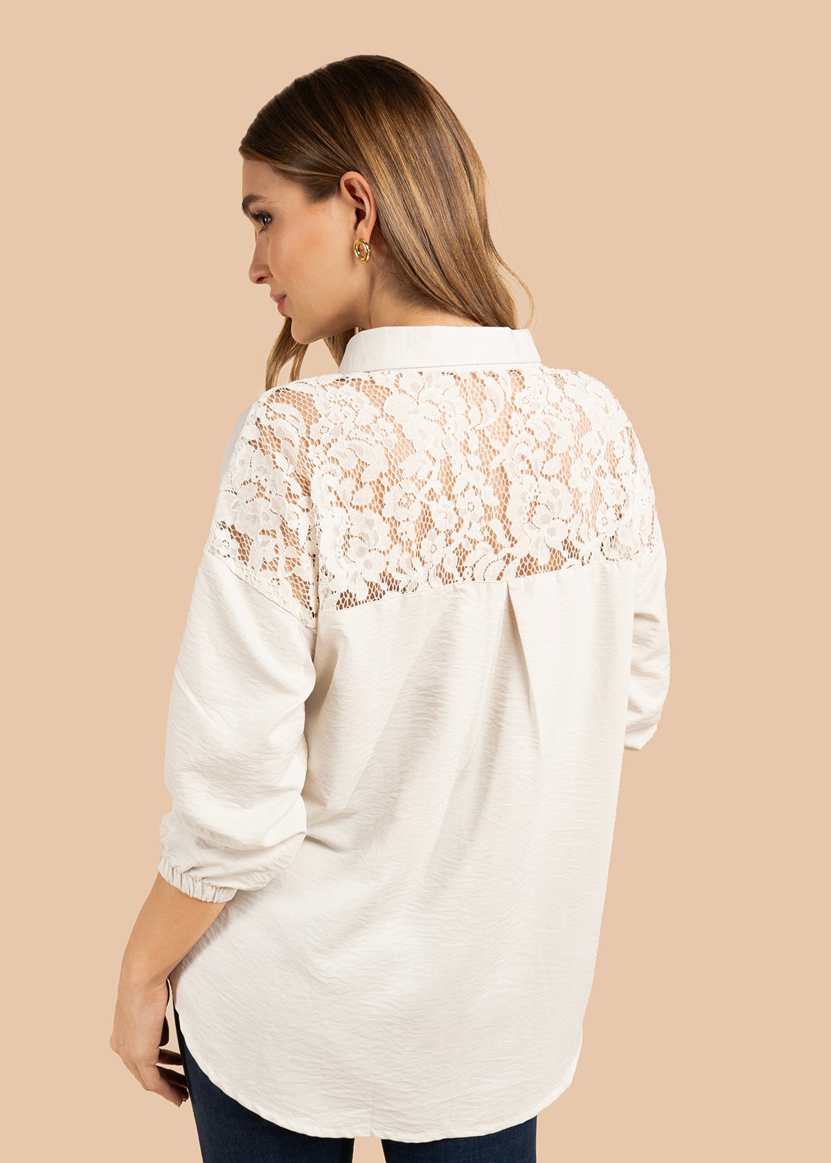 Blusa color beige con botones y corte amplio 105844