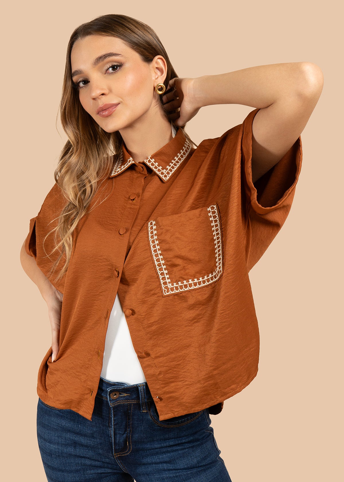 Blusa color terracota con bordado en cuello y bolsillo 105845