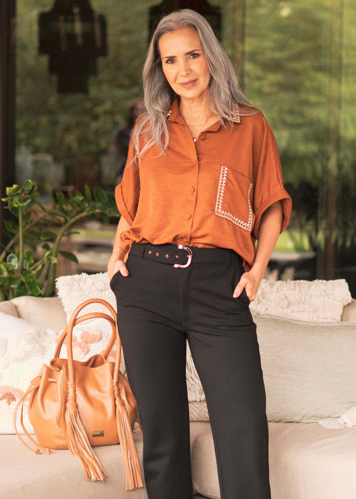 Blusa color terracota con bordado en cuello y bolsillo 105845