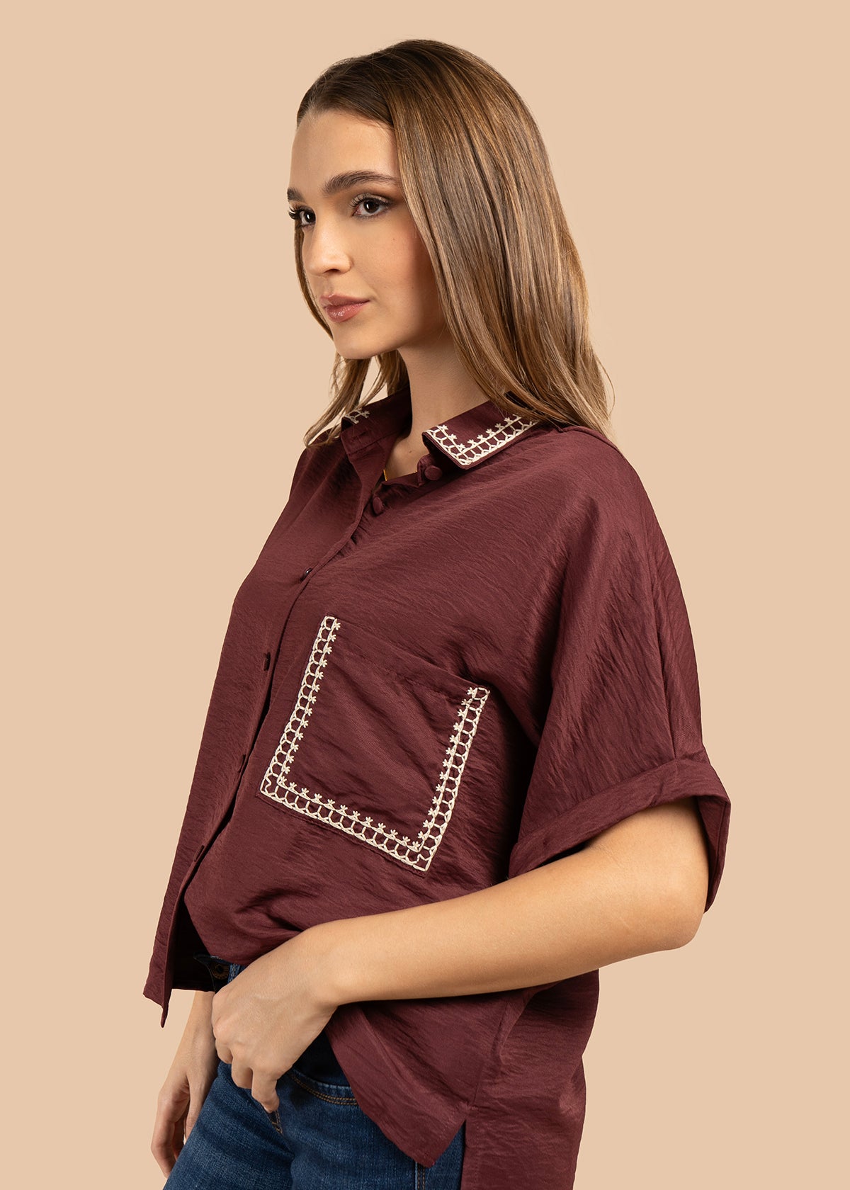 Blusa color vinotinto con bordado en cuello y bolsillo 105845
