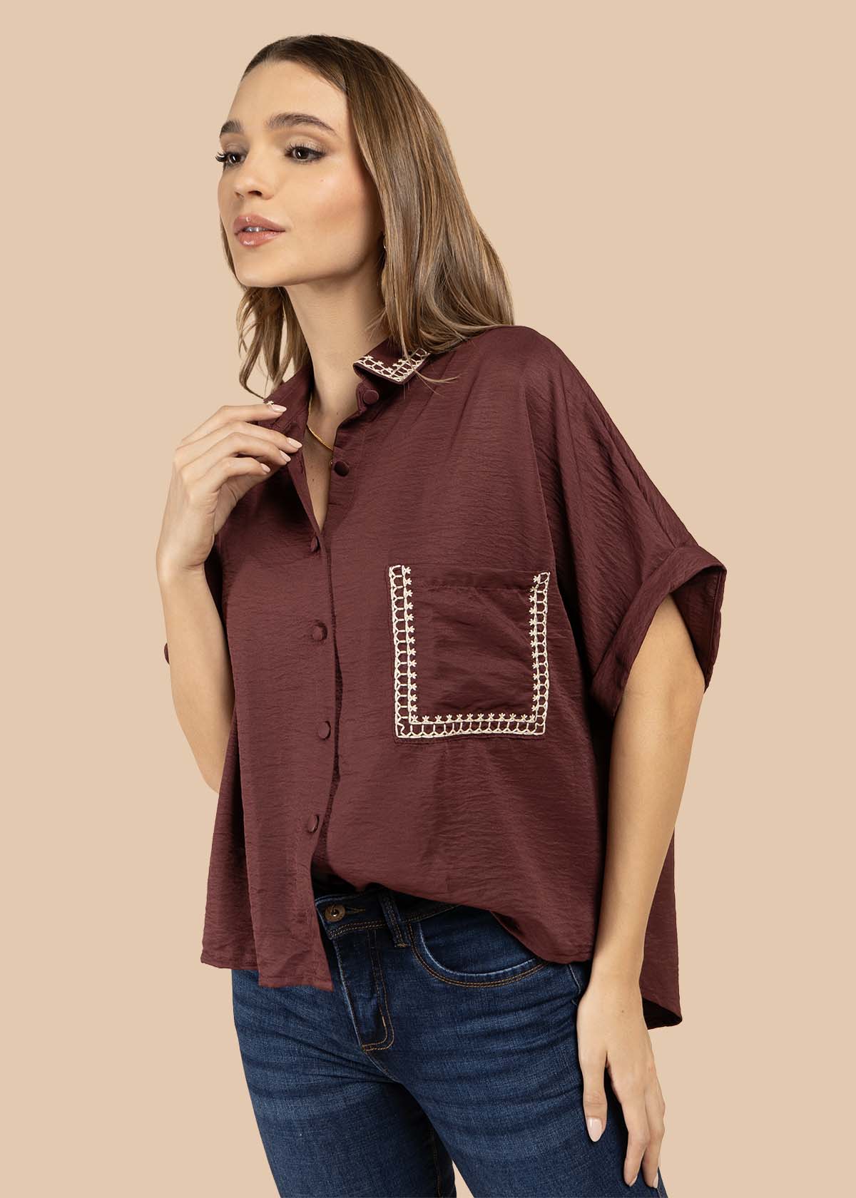 Blusa color vinotinto con bordado en cuello y bolsillo 105845