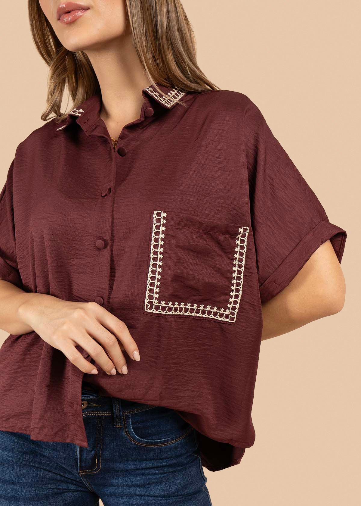 Blusa color vinotinto con bordado en cuello y bolsillo 105845