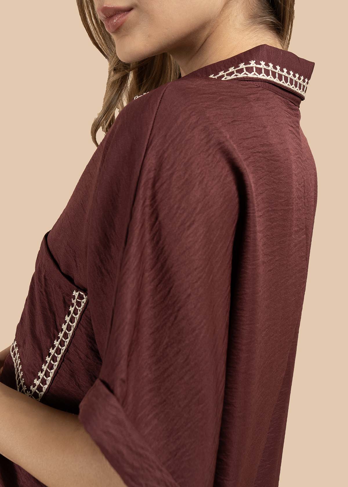 Blusa color vinotinto con bordado en cuello y bolsillo 105845