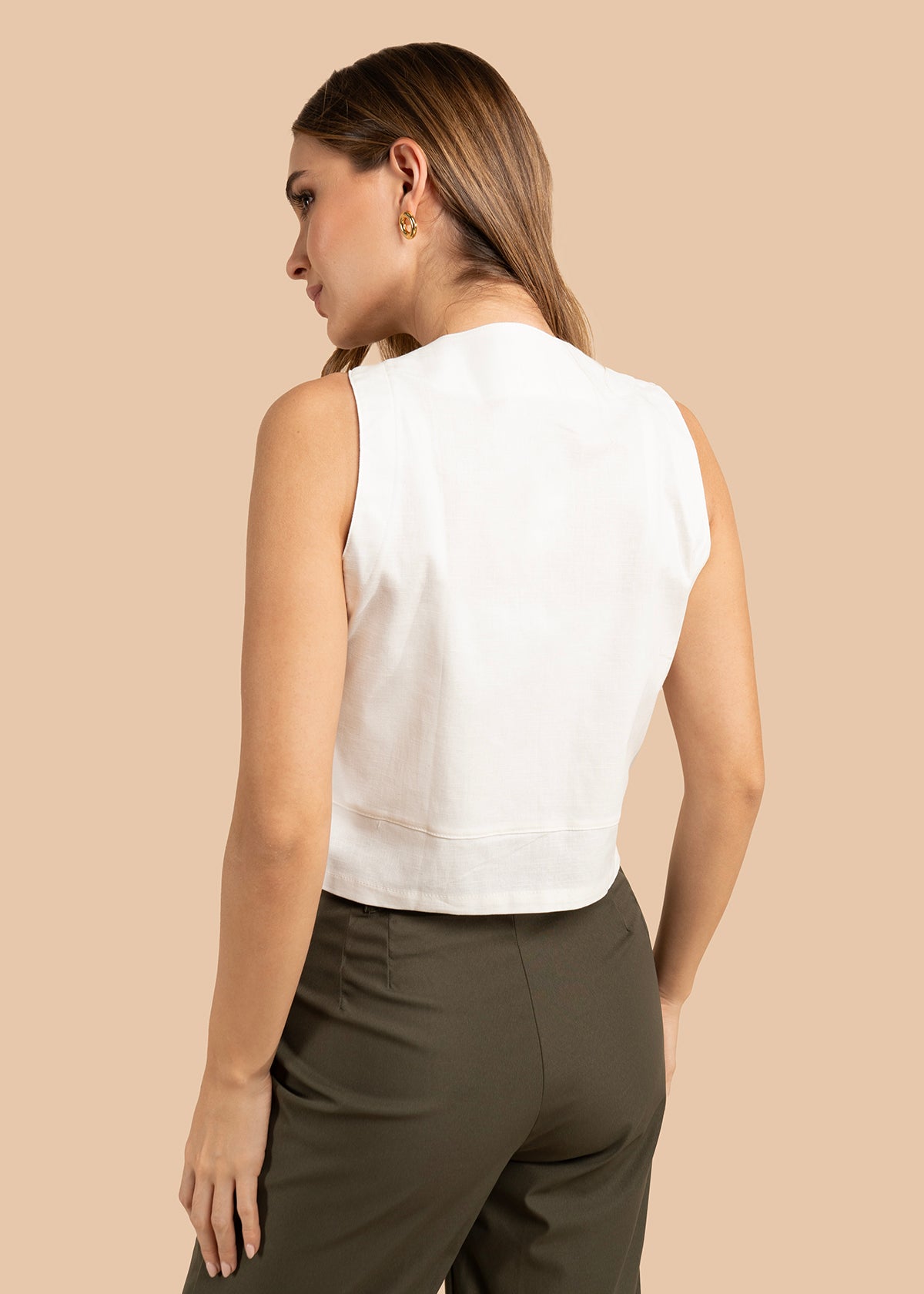 Chaleco color beige con motivos florales y cierre con lazo 105850