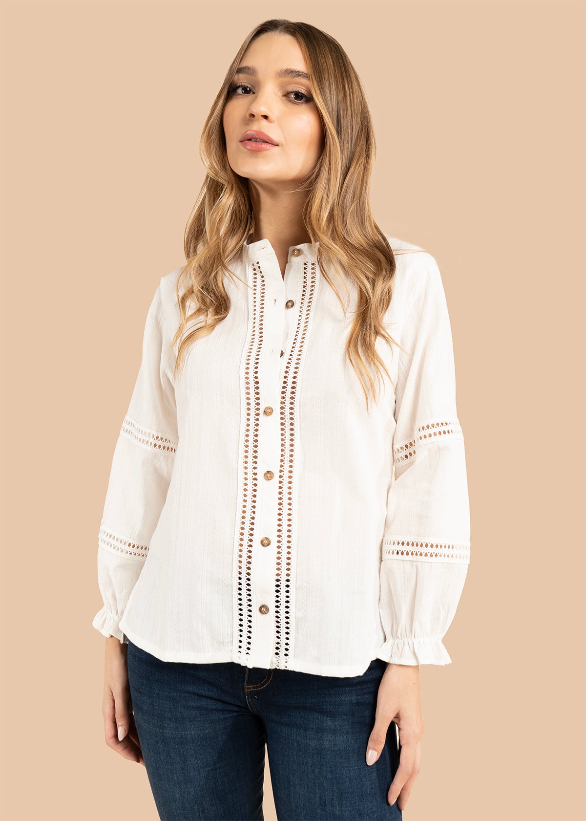 Blusa color blanco con mangas largas y detalles en relieves 105851