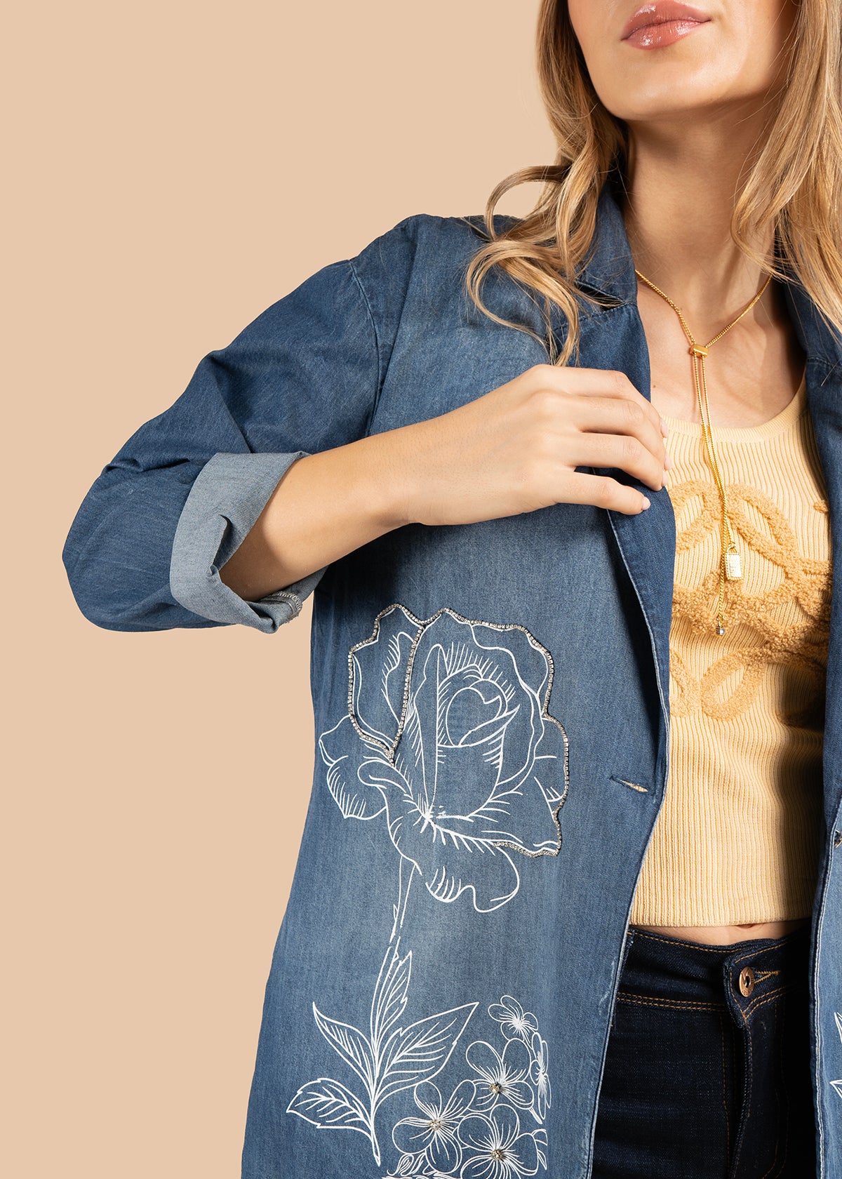 Chaqueta color azul con bordado de pájaro y motivos florales 105852