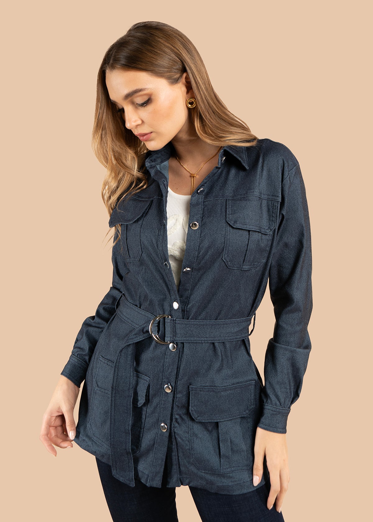 Chaqueta color azul con cinturón y múltiples bolsillos 105853
