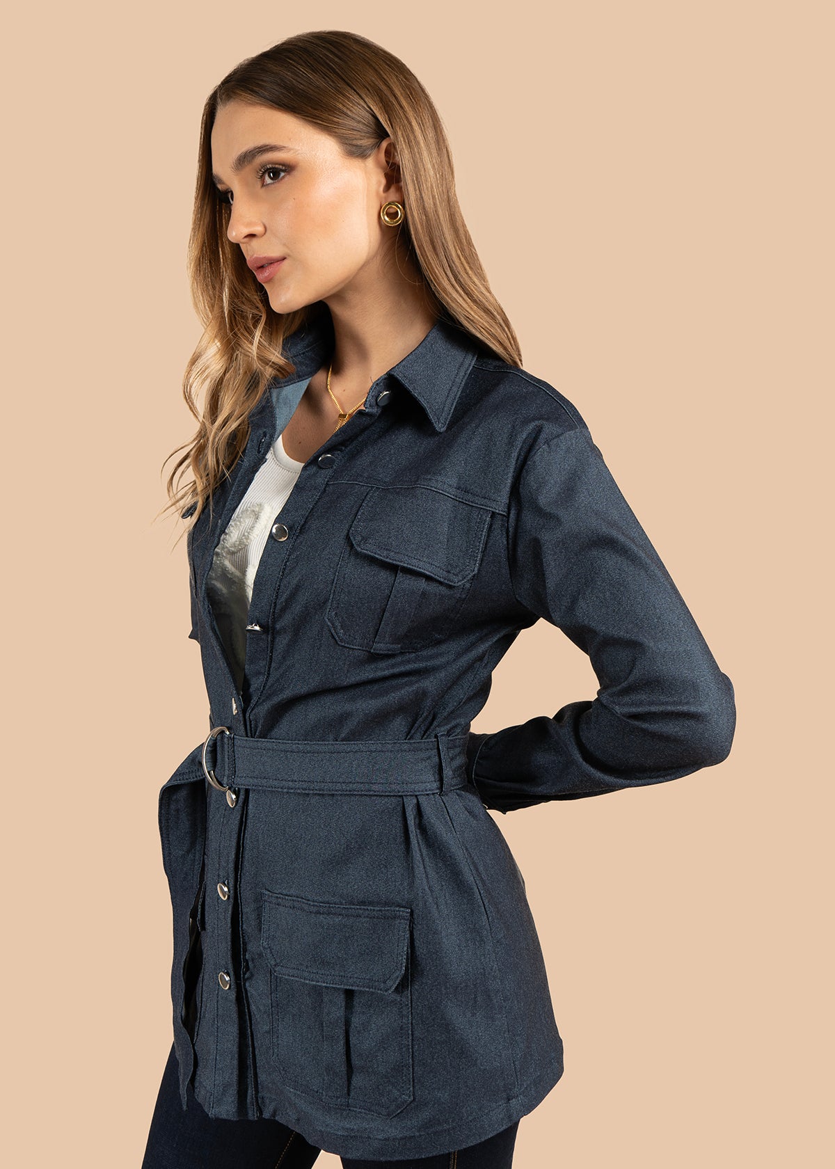 Chaqueta color azul con cinturón y múltiples bolsillos 105853