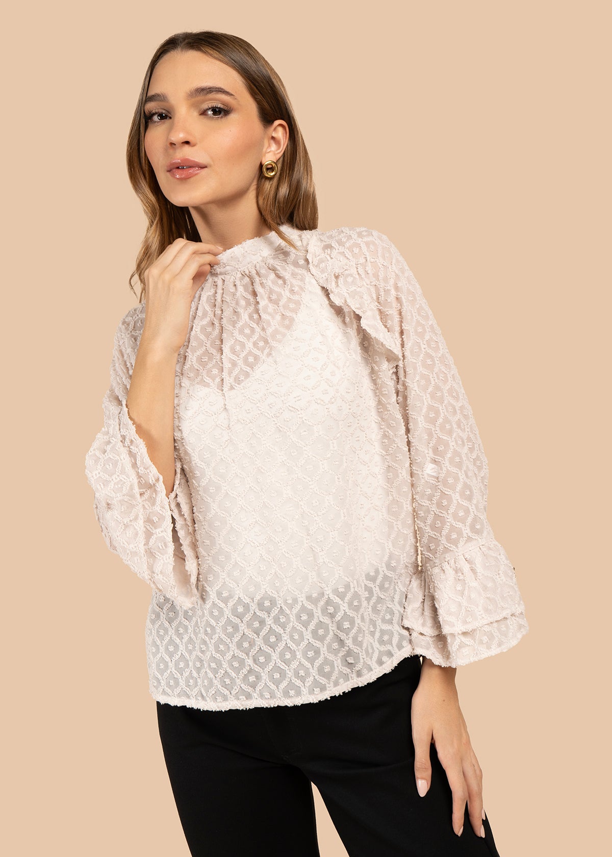 Blusa color beige con transparencia y tela con relieve 105855