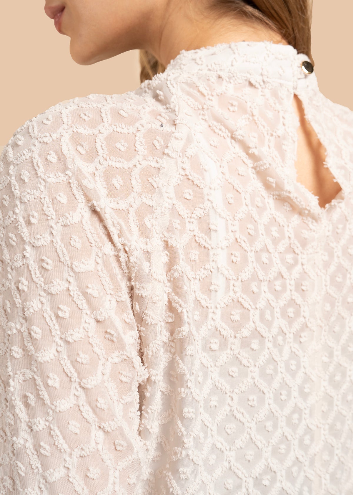 Blusa color beige con transparencia y tela con relieve 105855