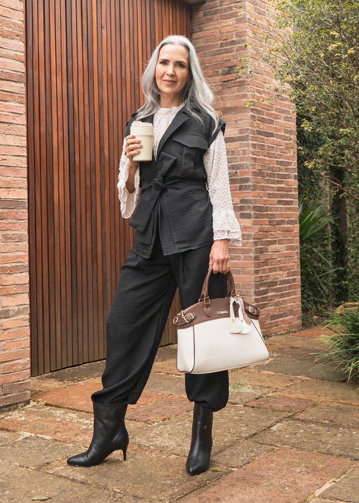 Blusa color beige con transparencia y tela con relieve 105855