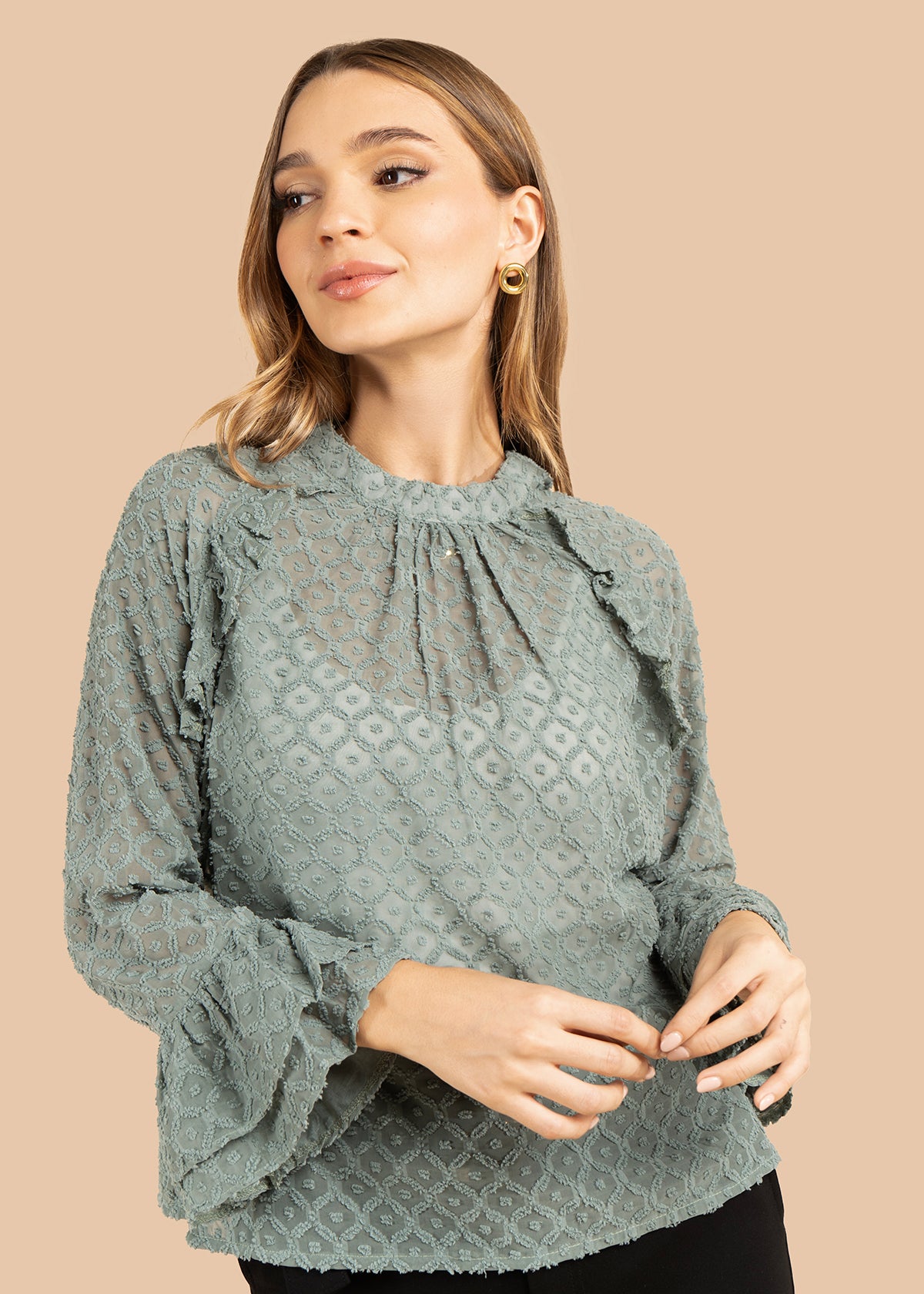 Blusa color verde con transparencia y tela con relieve 105855