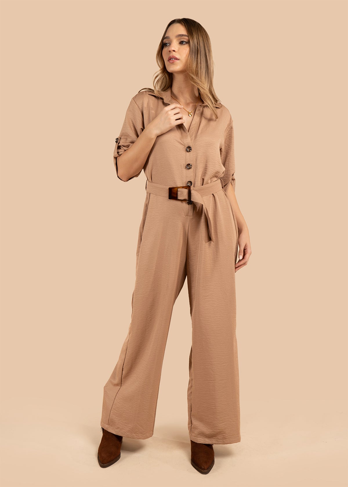 Enterizo color camel con botones frontales y cinturón ajustable 105856