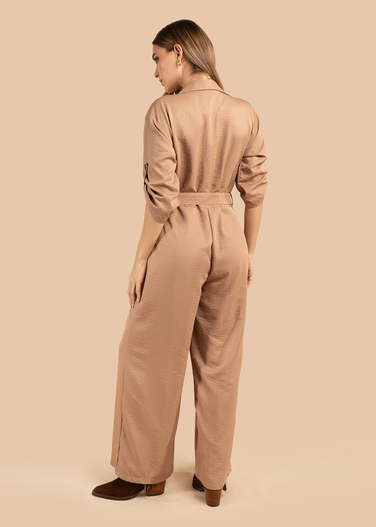 Enterizo color camel con botones frontales y cinturón ajustable 105856