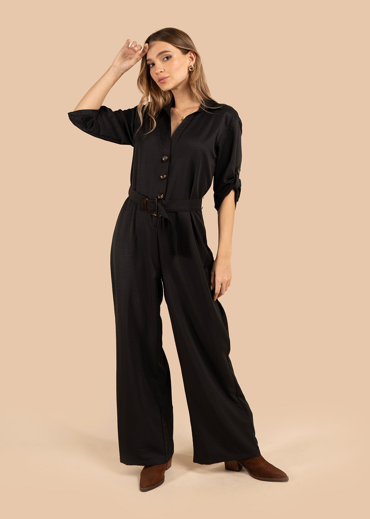 Enterizo color negro con botones frontales y cinturón ajustable 105856