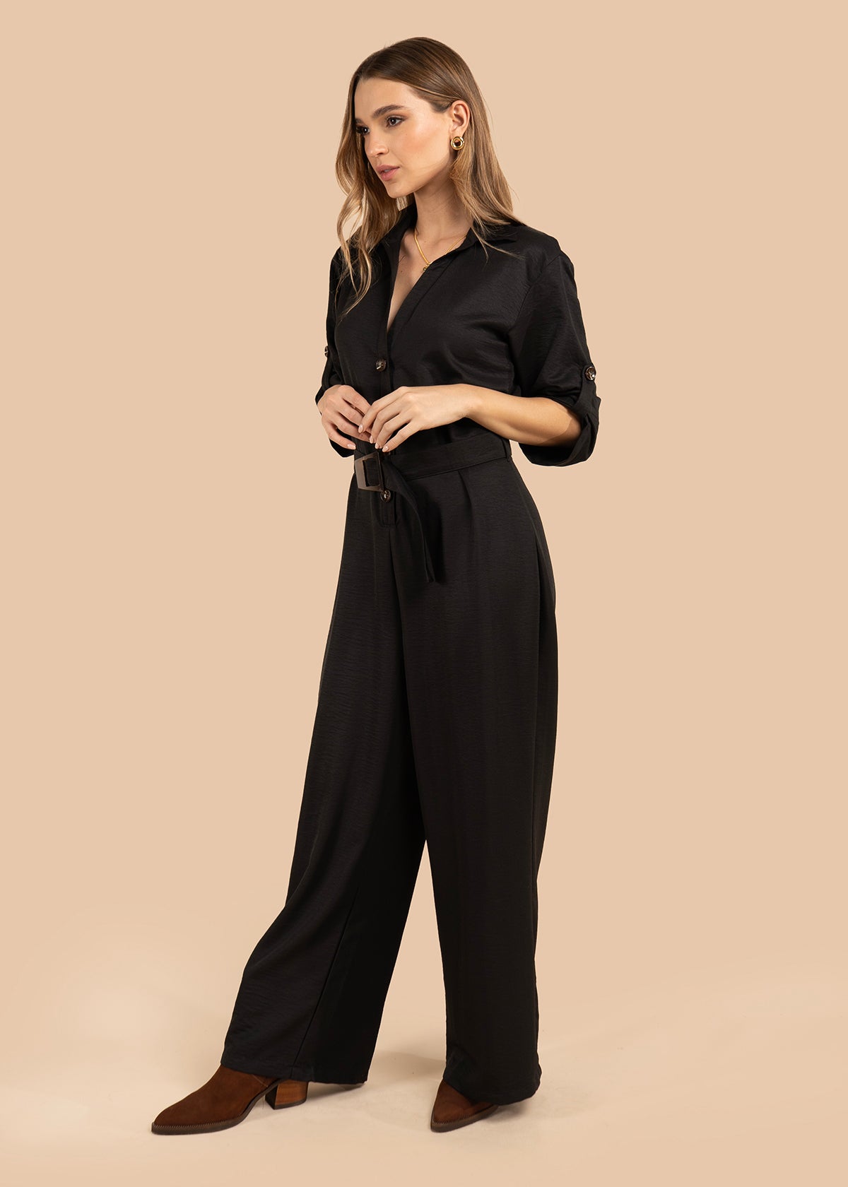 Enterizo color negro con botones frontales y cinturón ajustable 105856