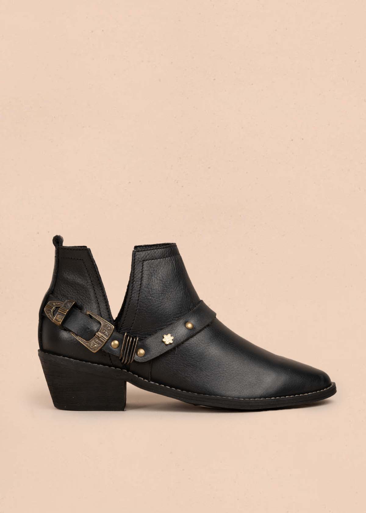 Botines en cuero color negro con correa 105874