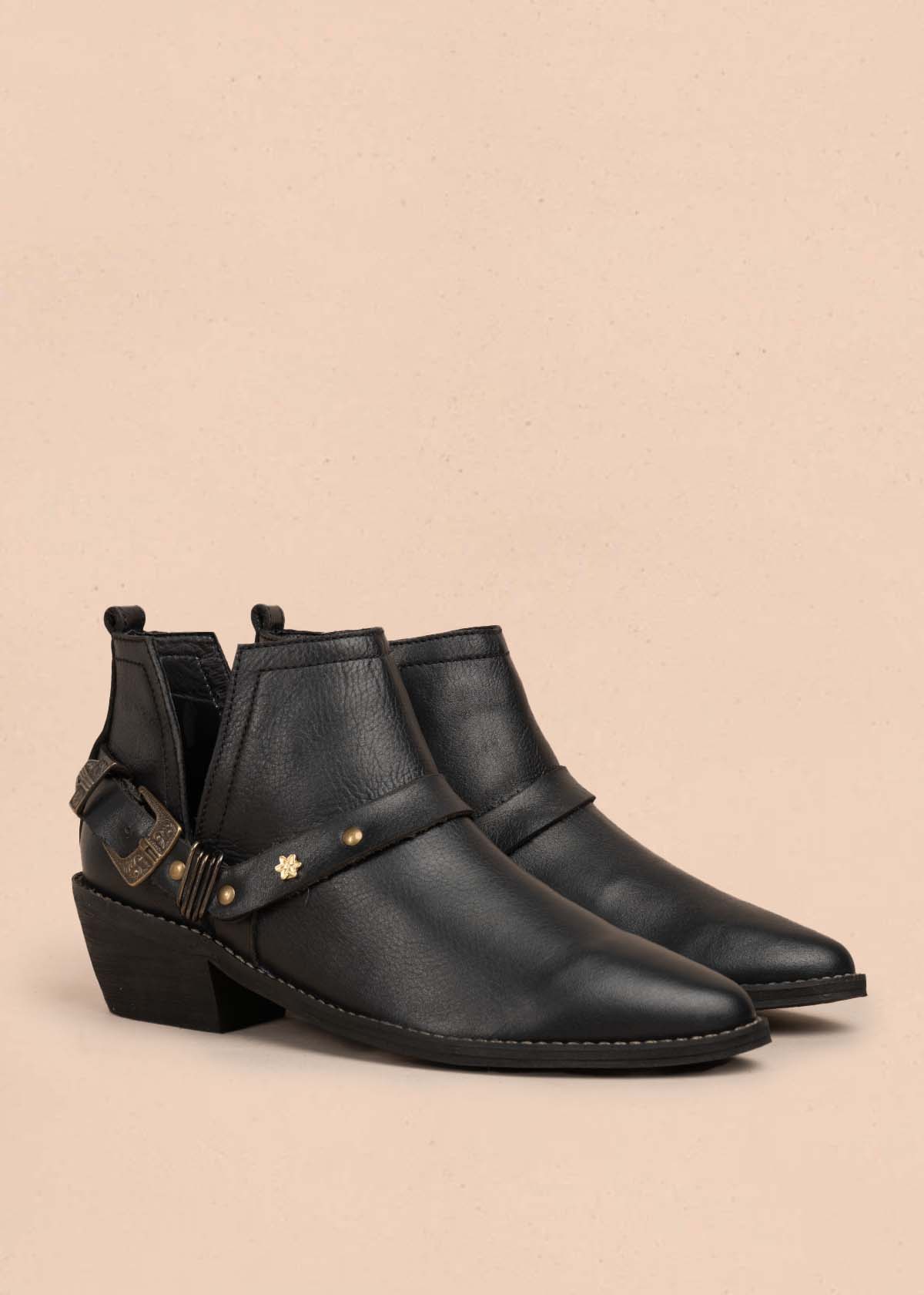 Botines en cuero color negro con correa 105874