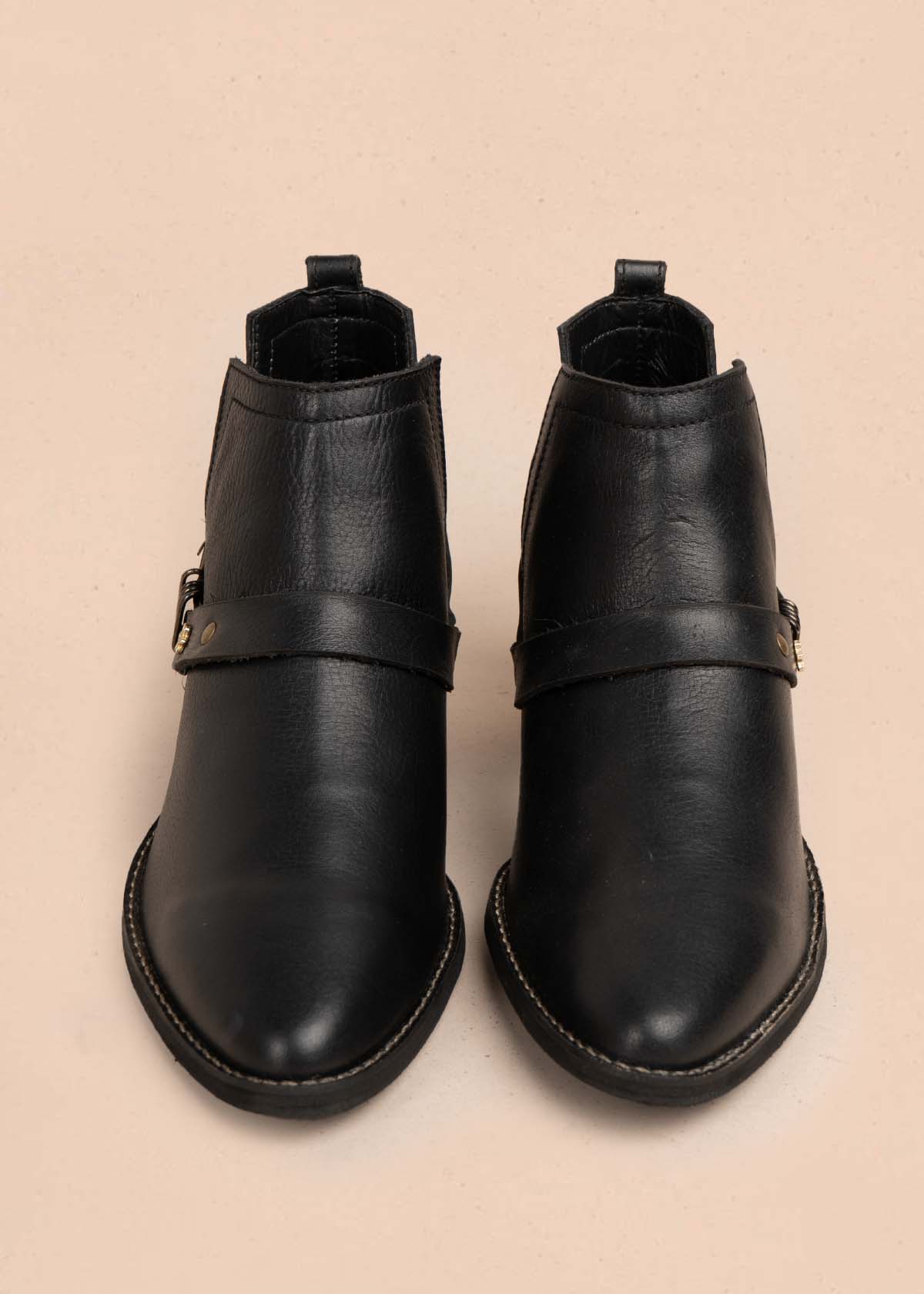 Botines en cuero color negro con correa 105874