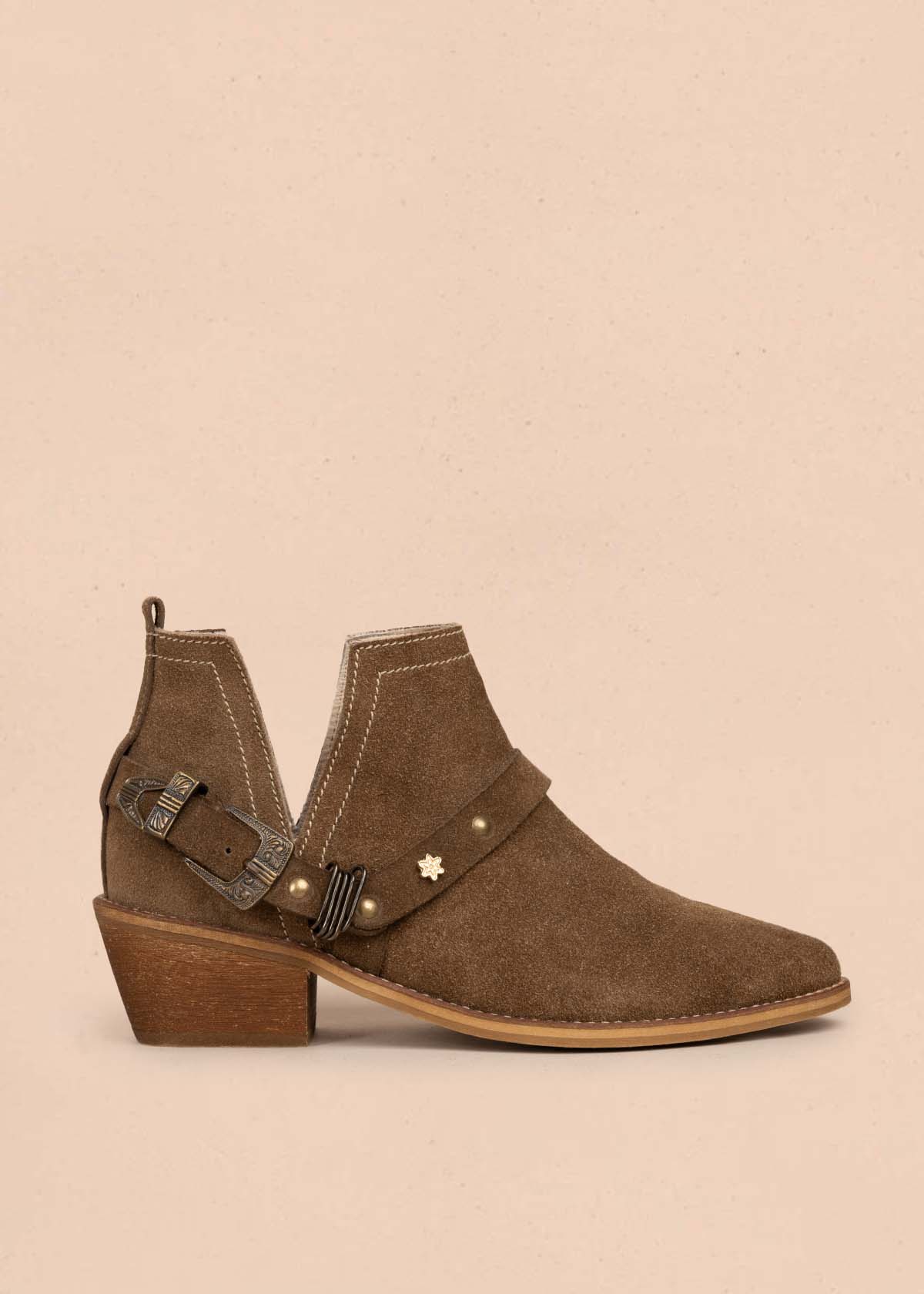 Botines en cuero color miel con correa 105875