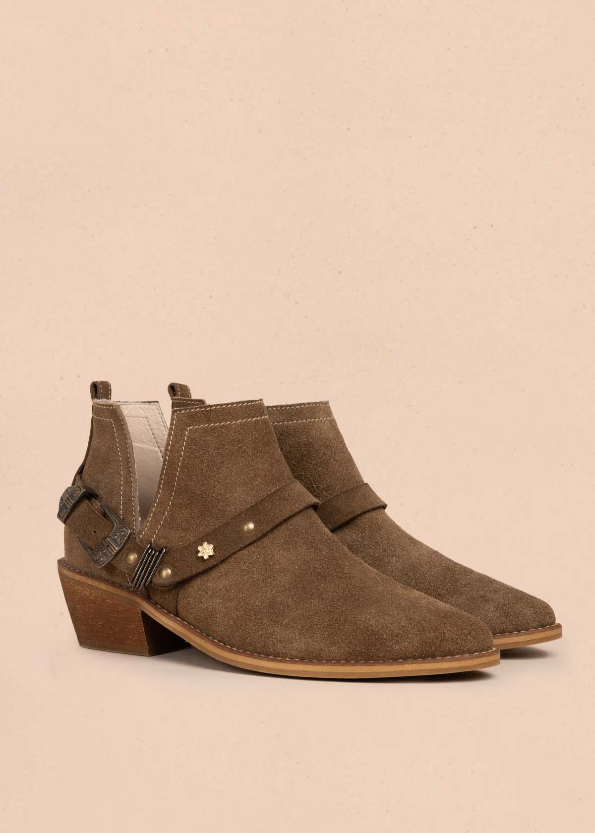 Botines en cuero color miel con correa 105875