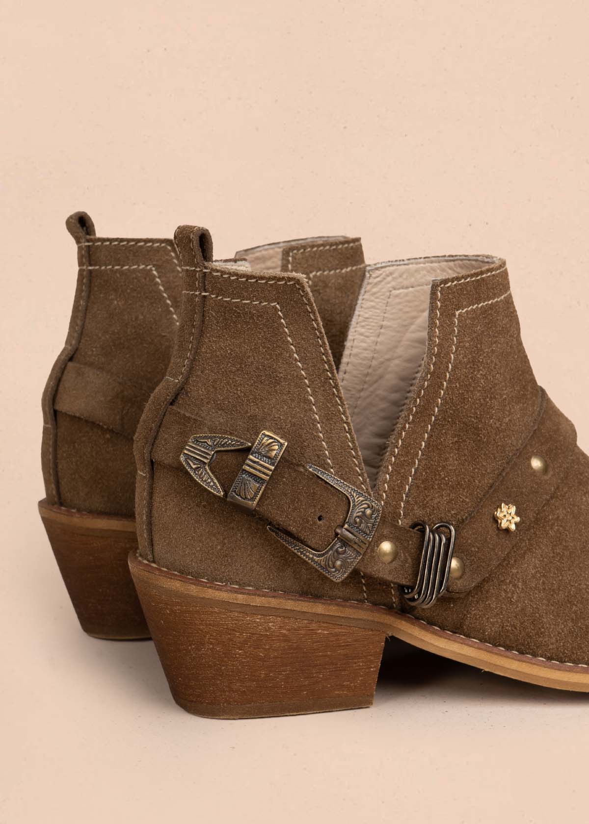 Botines en cuero color miel con correa 105875