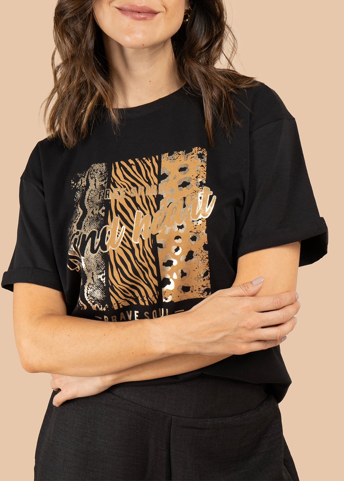 Camiseta color negro con estampado de animal print 105882