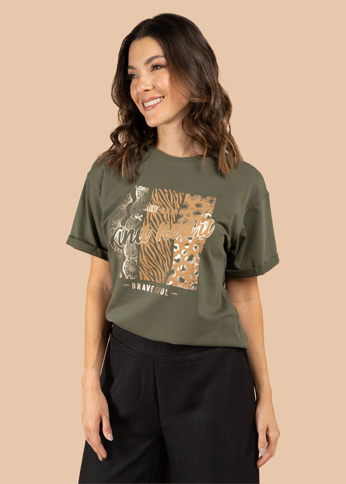 Camiseta color verde con estampado de animal print 105882