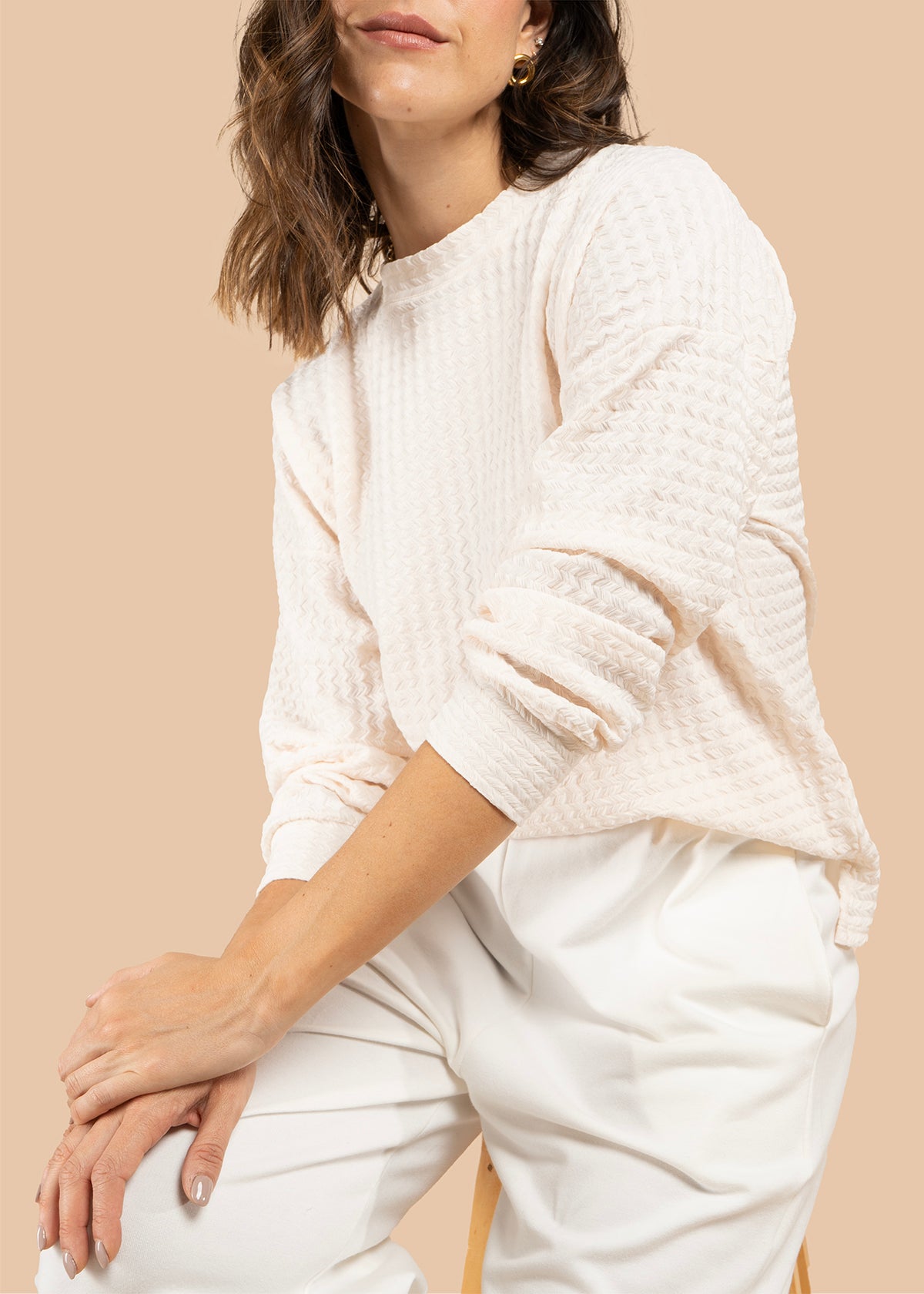 Buzo con textura waffle y cuello alto suave color arena 105885