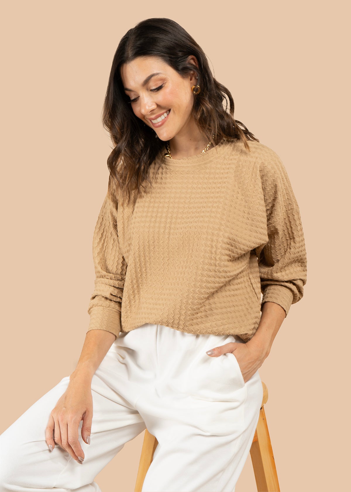 Buzo con textura waffle y cuello alto suave color moca 105885