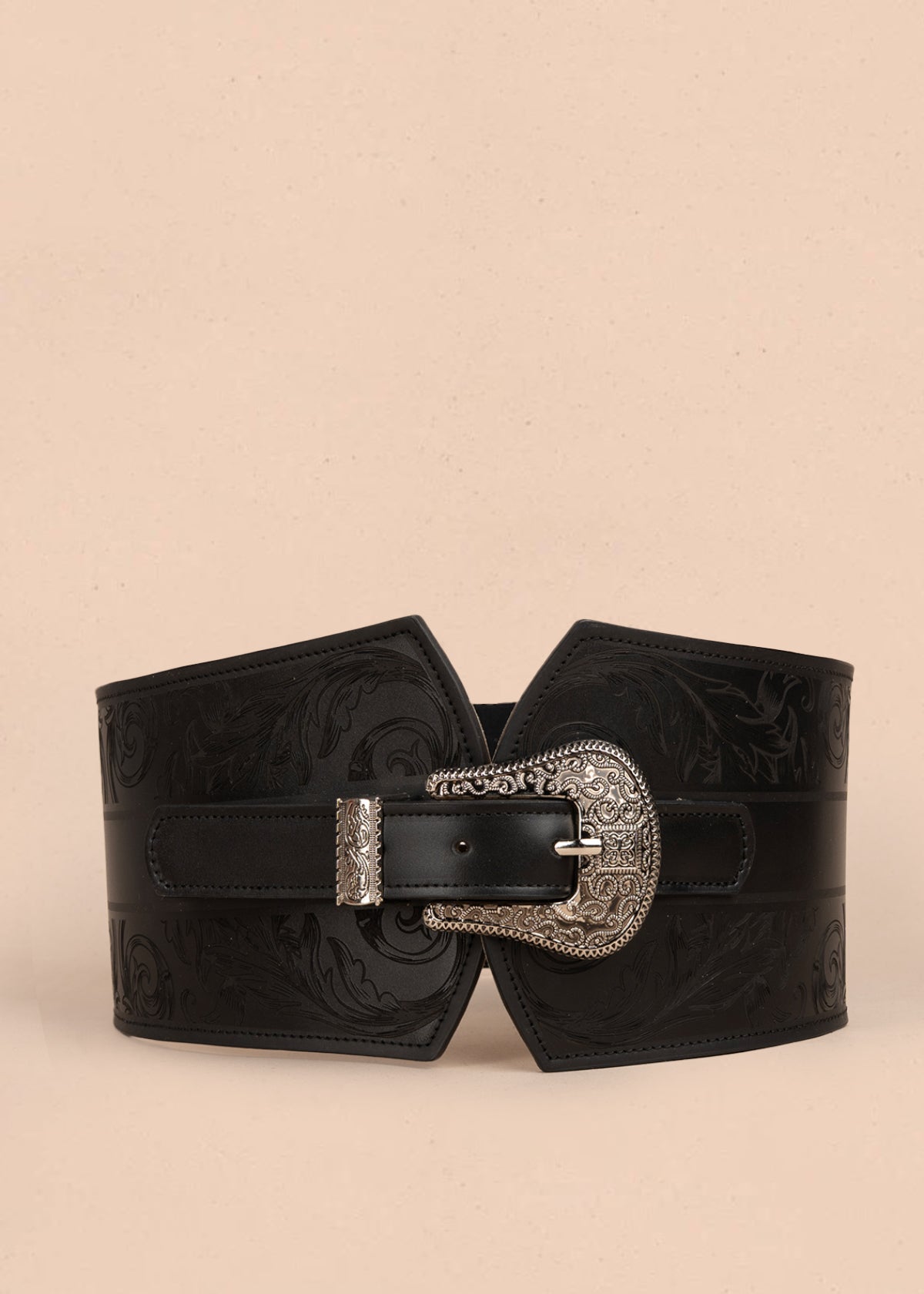 Cinturón en cuero negro con hebilla plateada y grabado floral en relive 105889