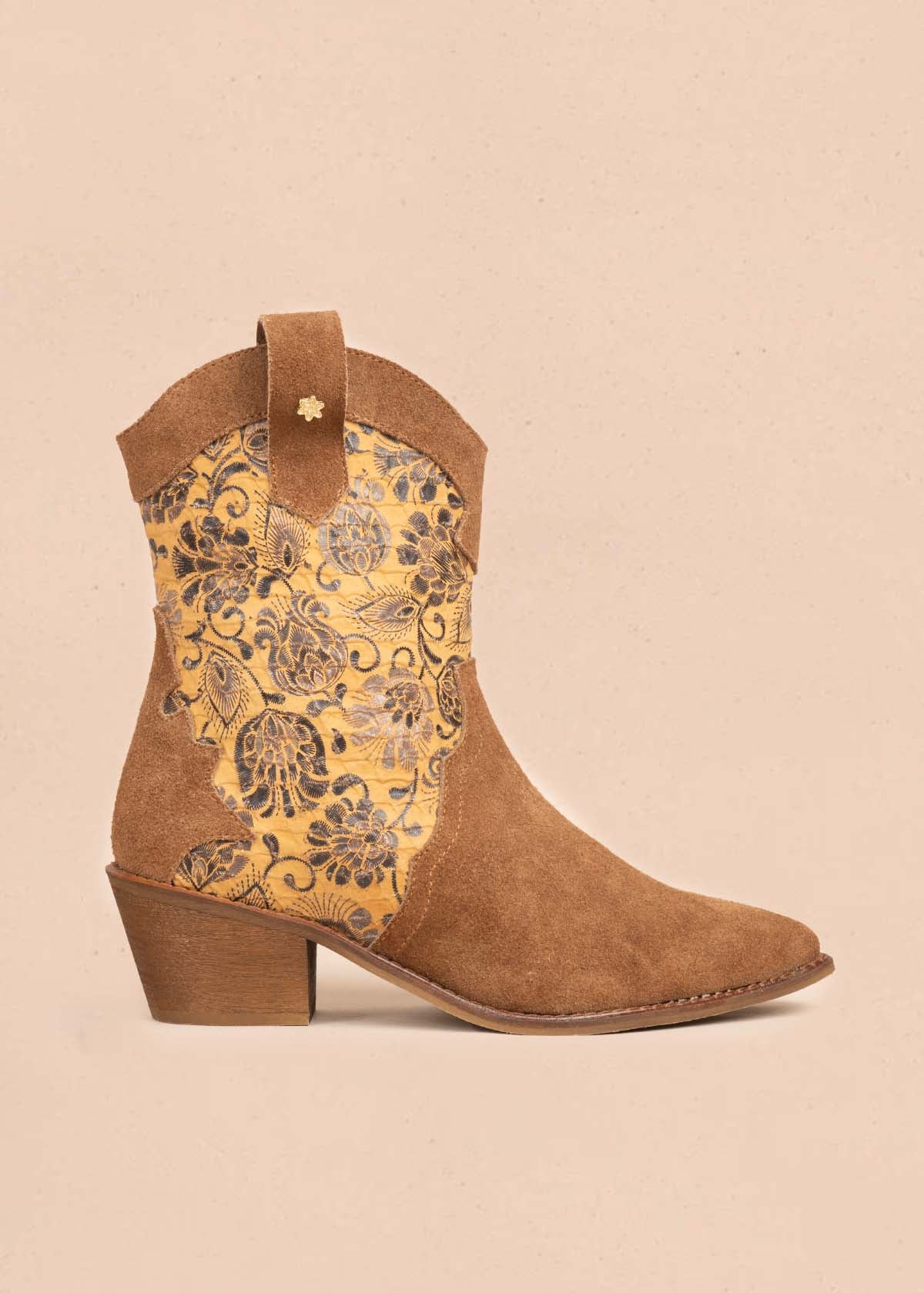 Bota texana en cuero color miel con bordado floral 105904