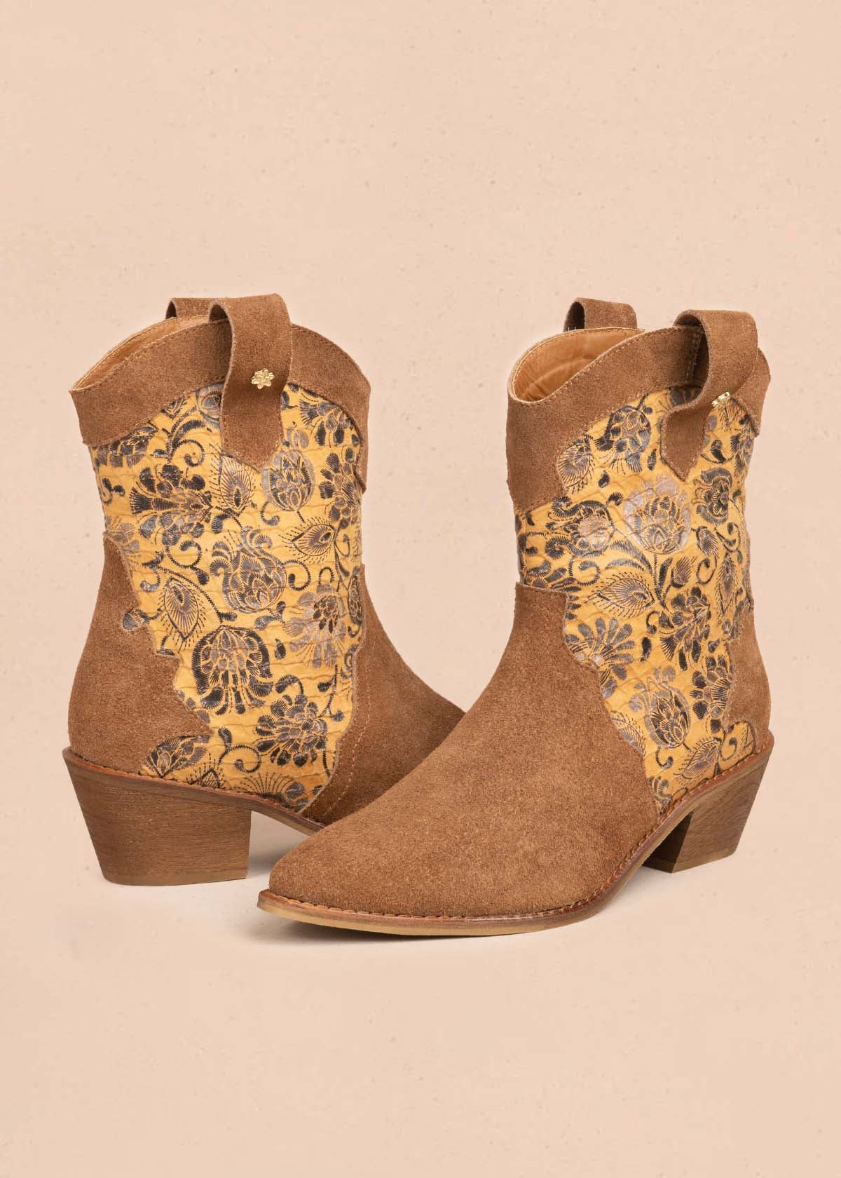 Bota texana en cuero color miel con bordado floral 105904