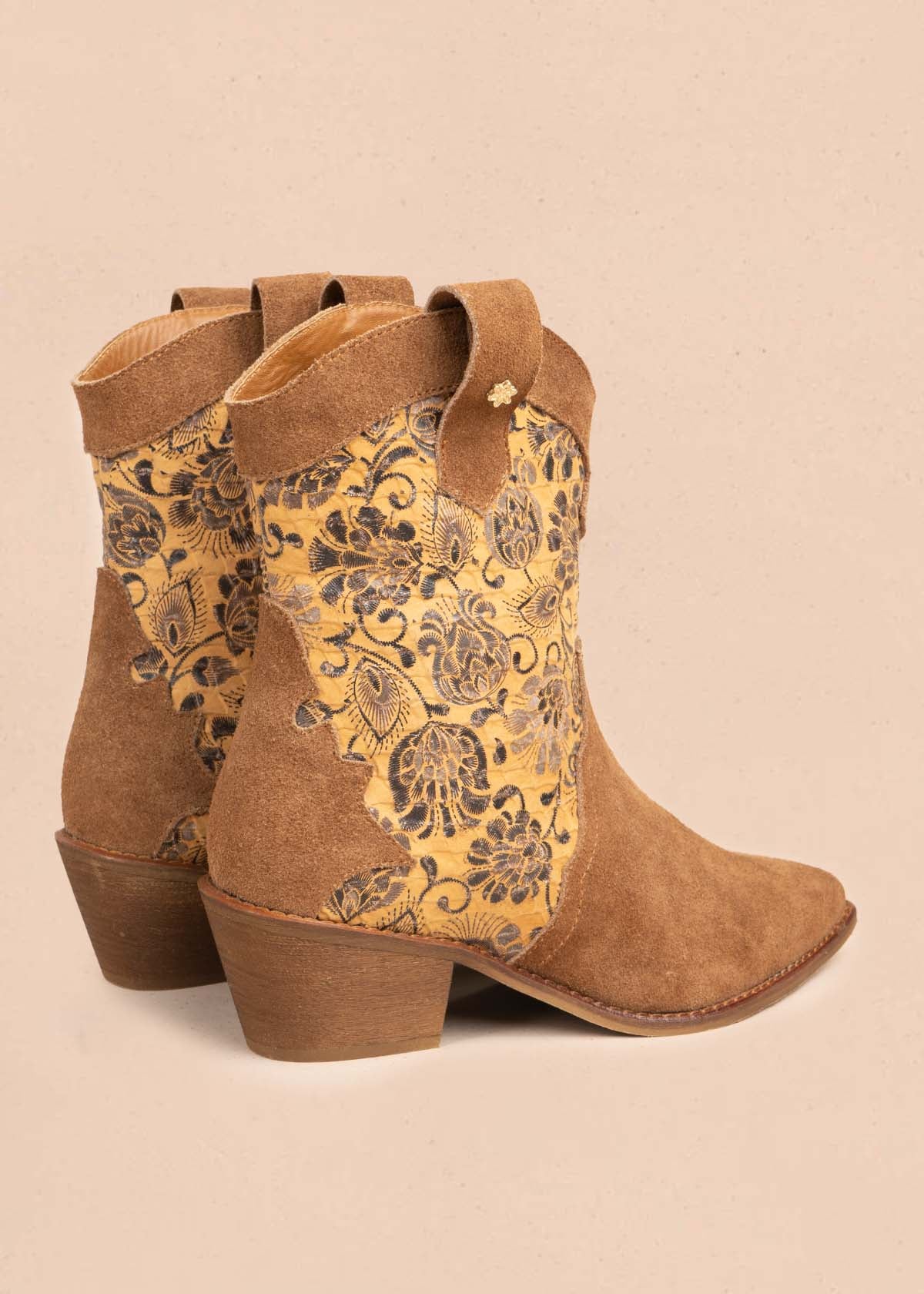 Bota texana en cuero color miel con bordado floral 105904