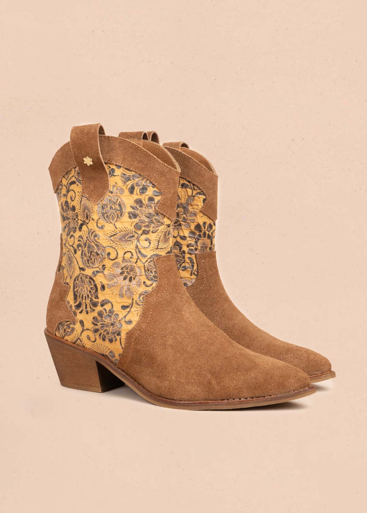 Bota texana en cuero color miel con bordado floral 105904