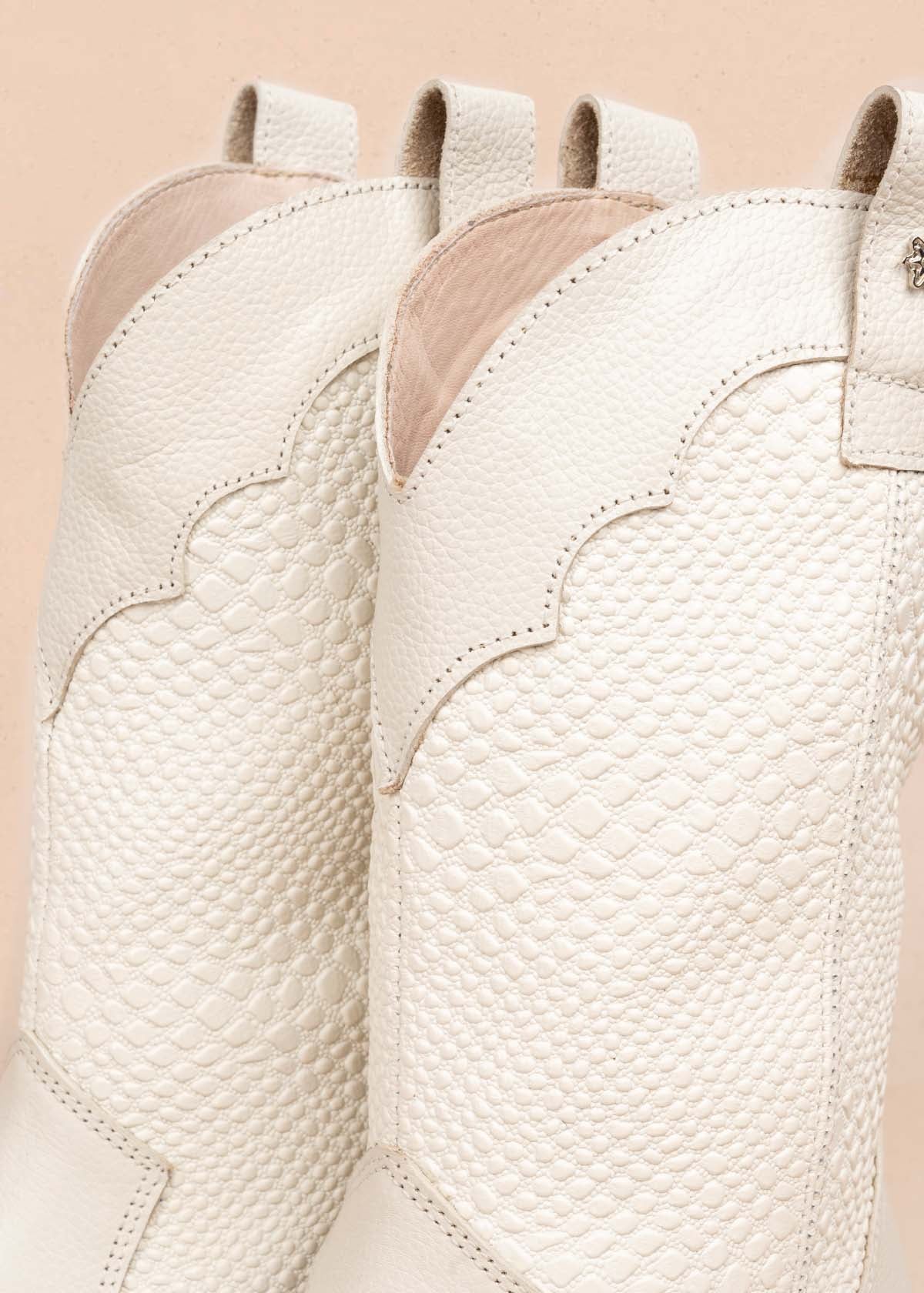 Bota texana en cuero color beige con texturizado croco 105905
