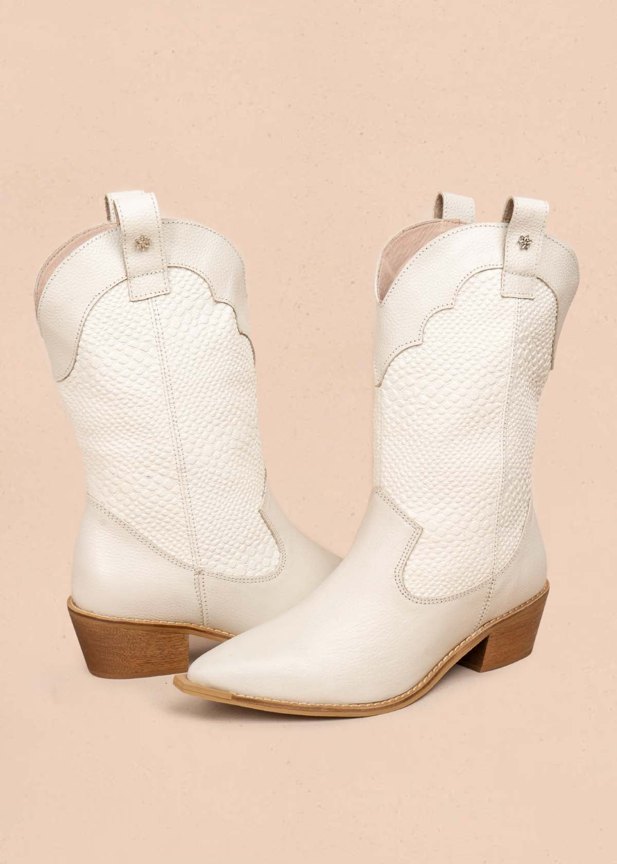 Bota texana en cuero color beige con texturizado croco 105905