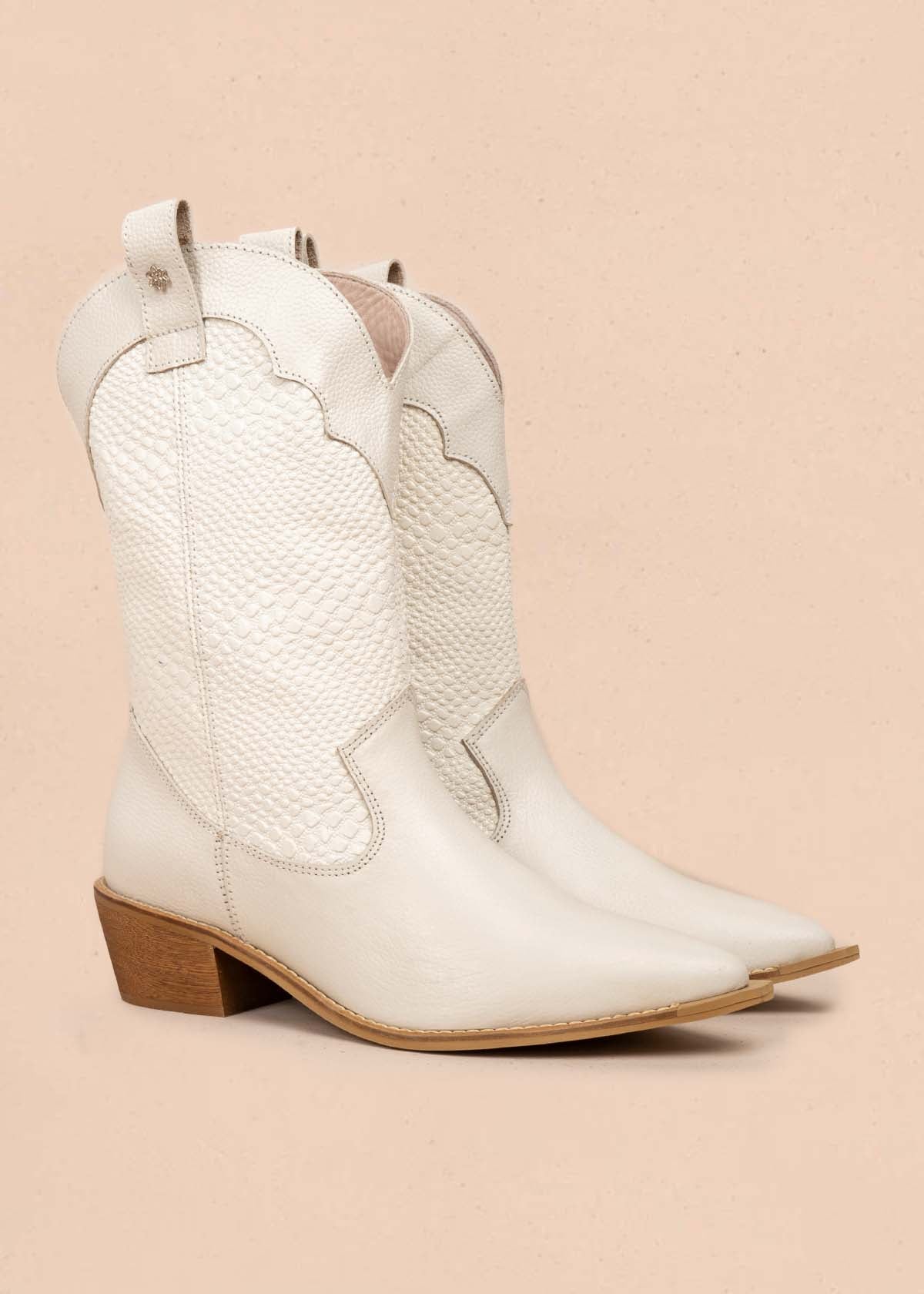 Bota texana en cuero color beige con texturizado croco 105905