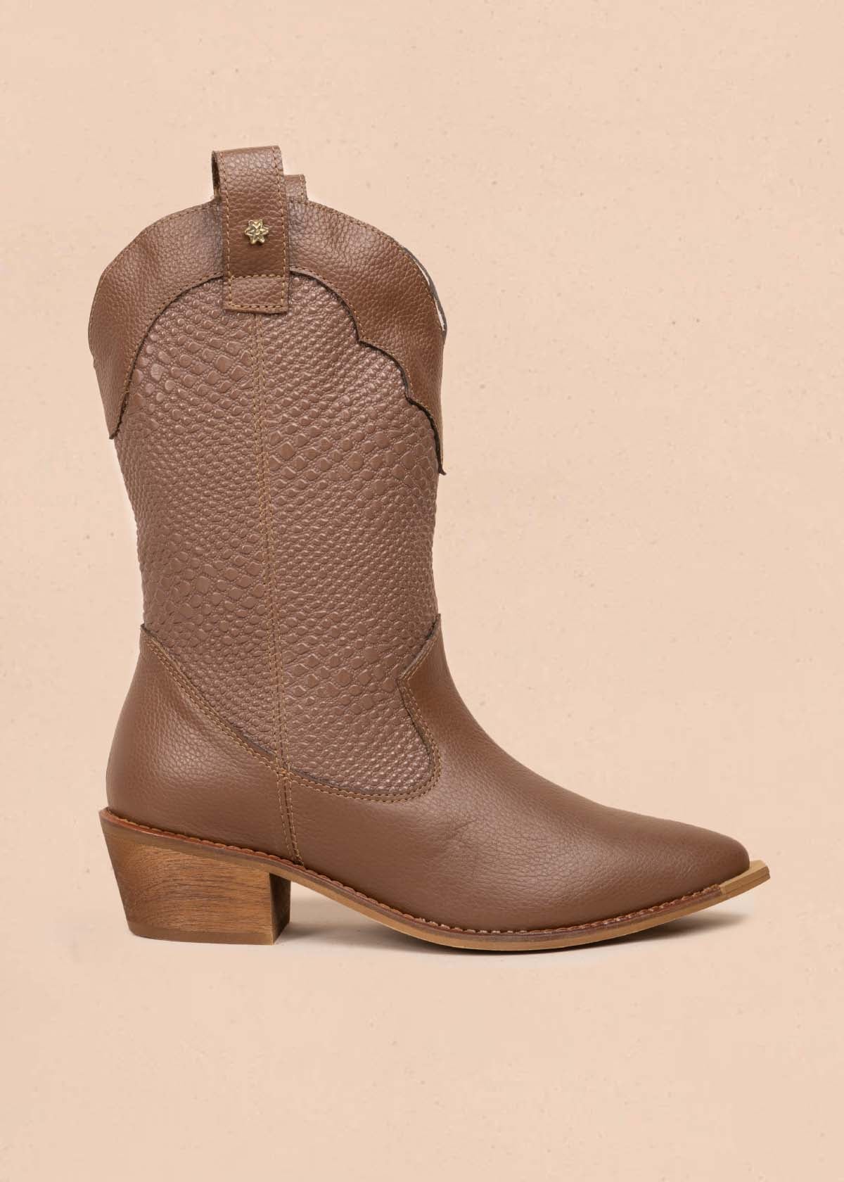 Bota texana en cuero color café con texturizado croco 105905