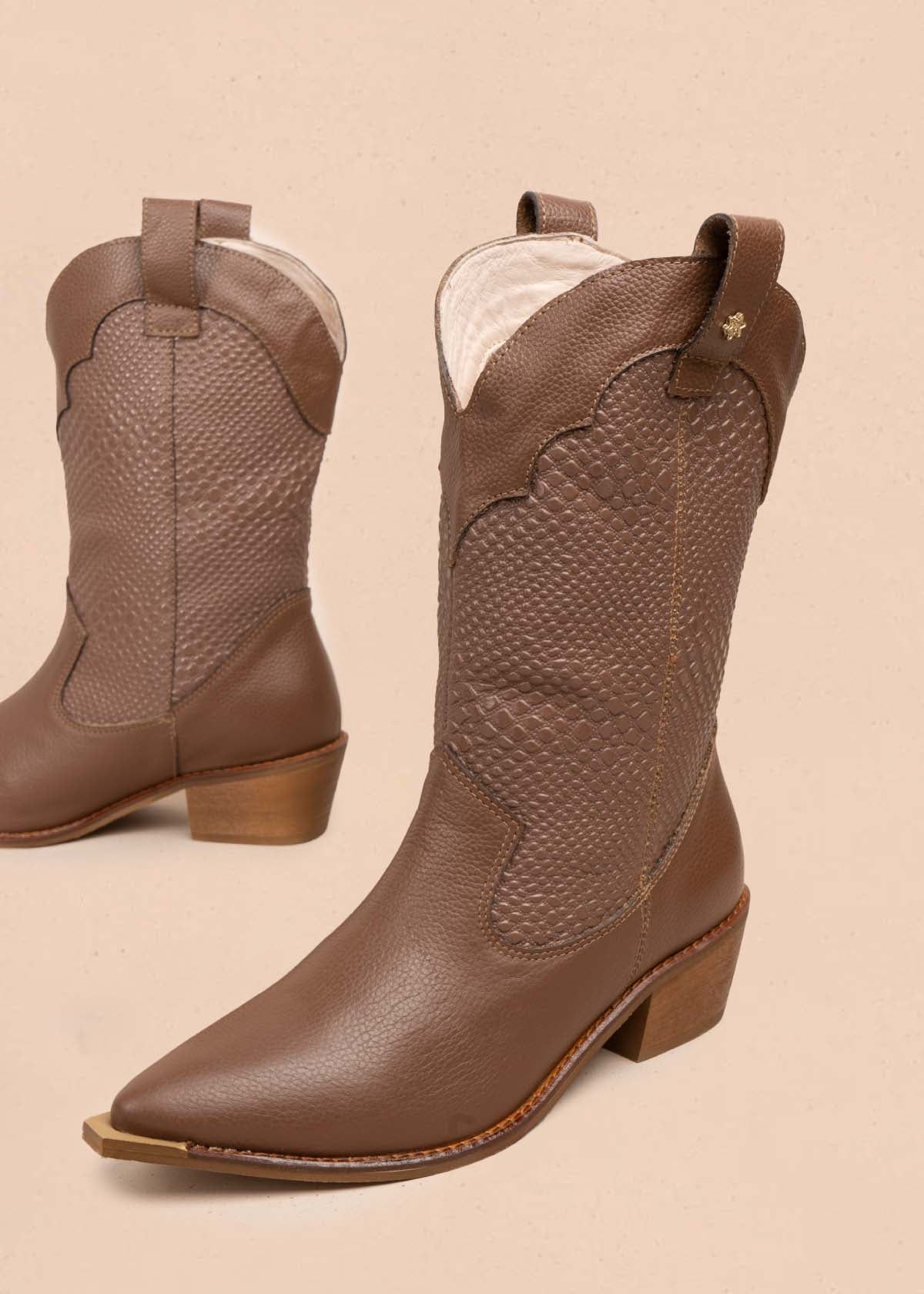 Bota texana en cuero color café con texturizado croco 105905