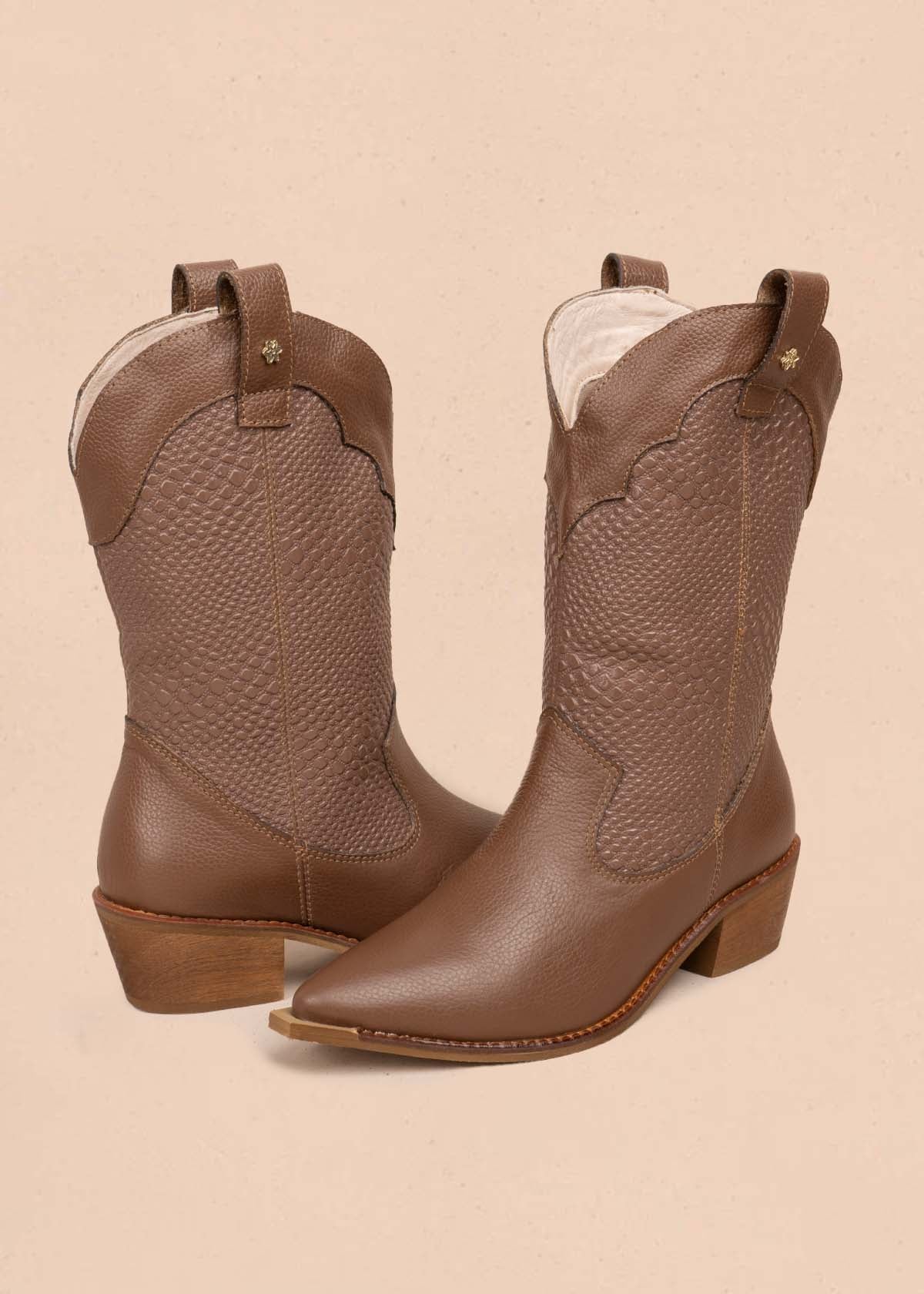 Bota texana en cuero color café con texturizado croco 105905