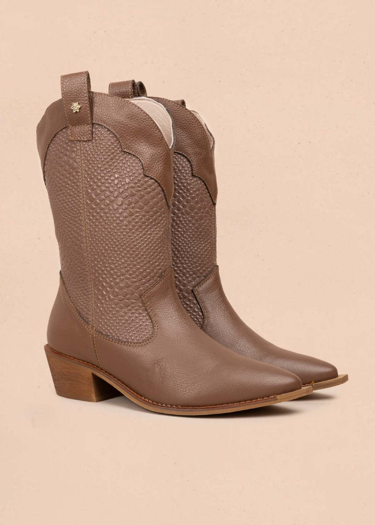 Bota texana en cuero color café con texturizado croco 105905