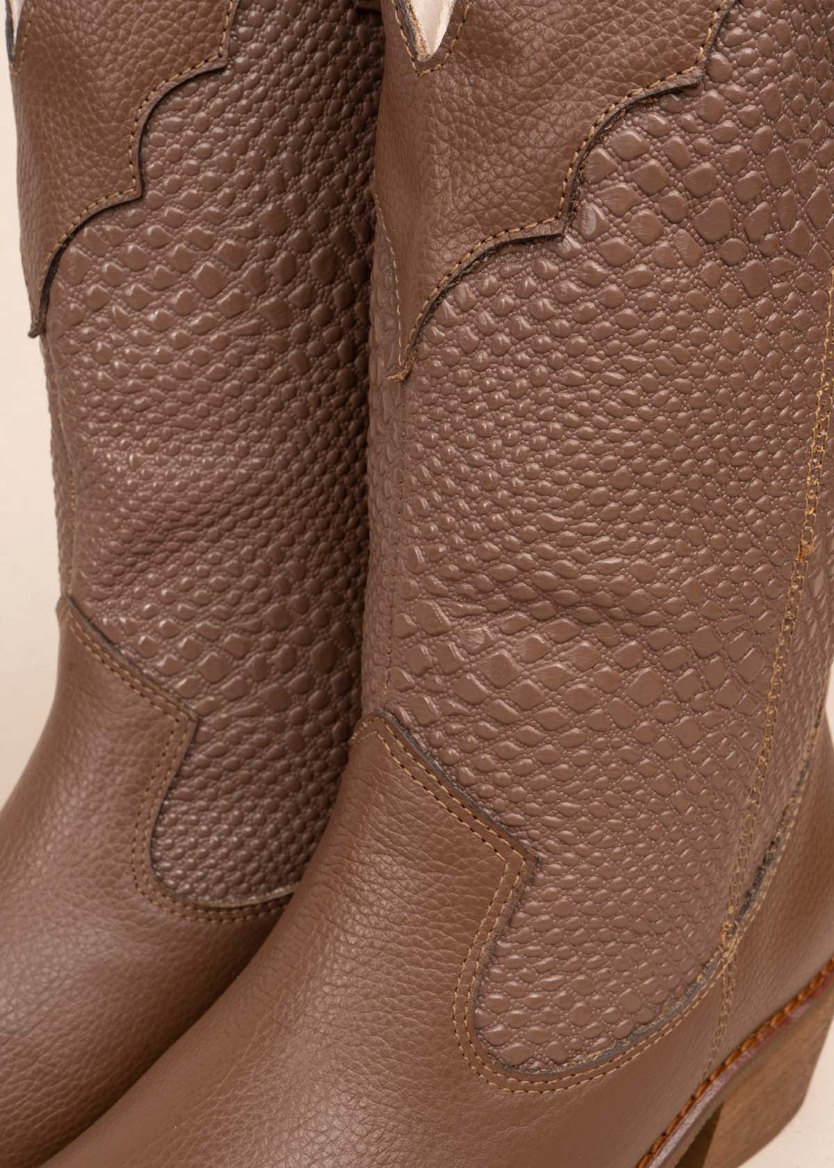 Bota texana en cuero color café con texturizado croco 105905
