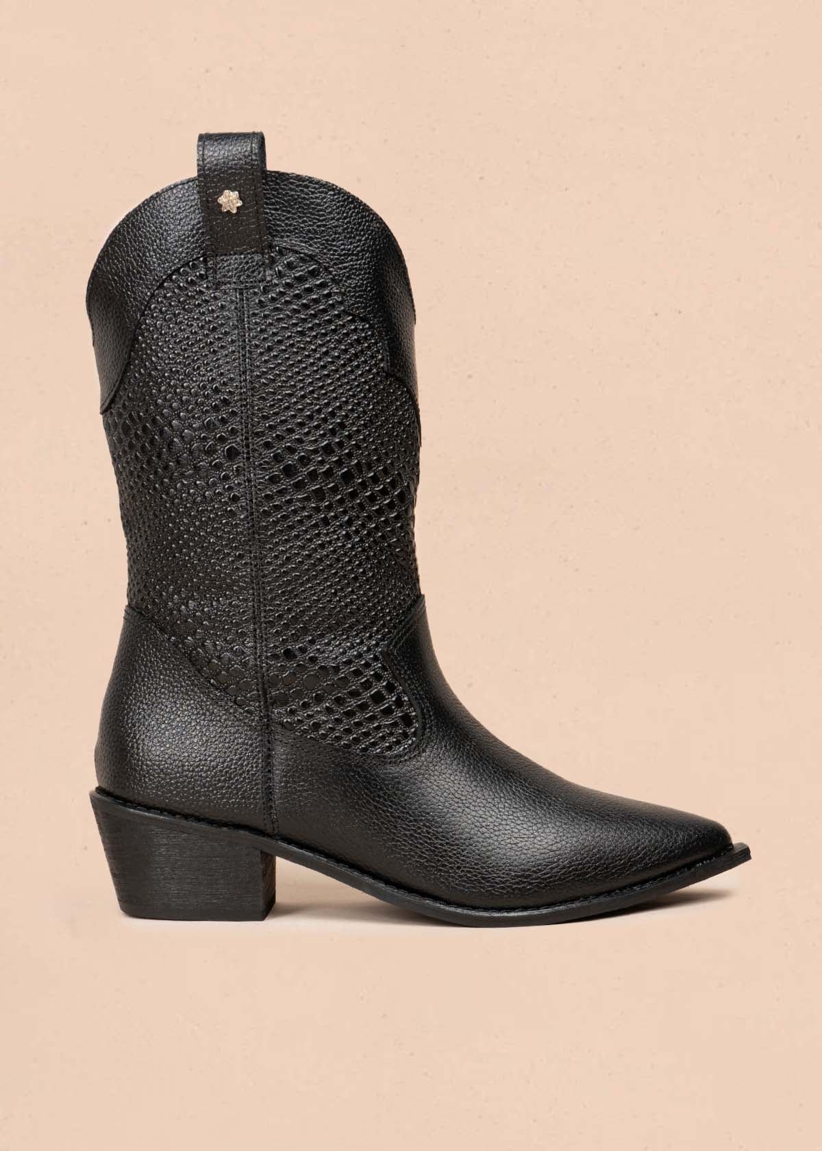 Bota texana en cuero color negro con texturizado croco 105905