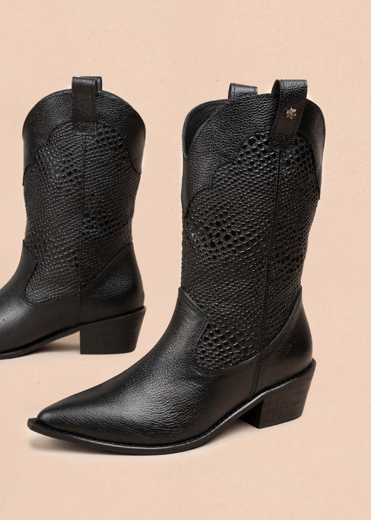 Bota texana en cuero color negro con texturizado croco 105905